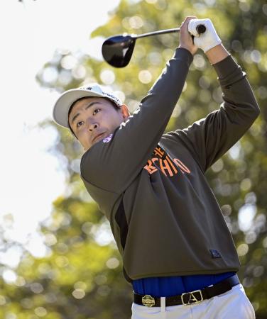 鈴木が首位、蝉川は２打差の３位　カシオ男子ゴルフ第３日