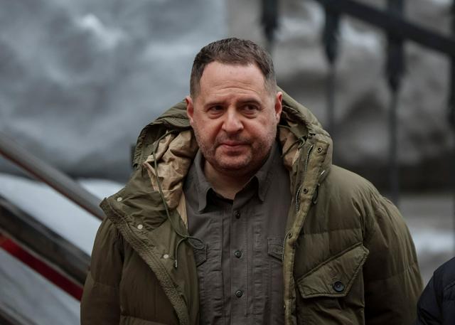 ゼレンスキー氏「最側近」の大統領府長官辞任　汚職事件で捜索受ける