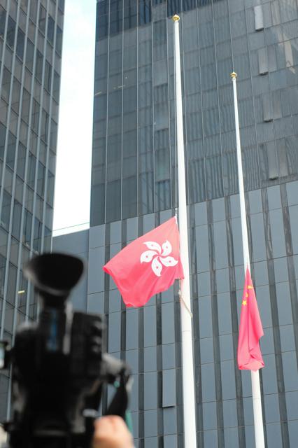 香港火災、3日間の追悼期間に半旗　記帳台に列「悲しみに寄り添う」