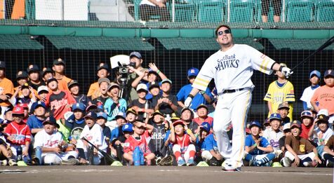 山川コールで後押し　柵越え豪快弾に「どすこい」歓喜　ソフトバンク野球教室が那覇で開催