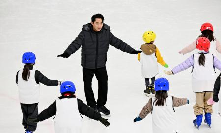 高橋大輔さん、福岡で熱心指導　スケート教室に約１００人
