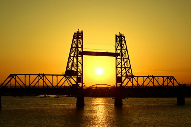 国重文「筑後川昇開橋」、日没から夜にかけて美しい姿　福岡・佐賀