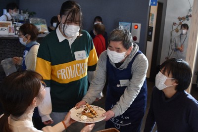 「注文を間違えるカフェ」　認知症の店員、寛容な空間に広がる笑顔