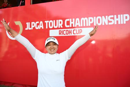 女子ゴルフリコー杯、鈴木愛がＶ　四大大会勝利は９年ぶり