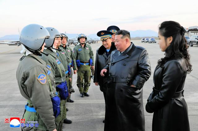 空軍に「新たな重大な任務」　創設80周年で金正恩総書記　娘も同行