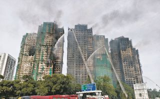 香港政府が「タワマン火災」への批判を抑え込みにきた…署名発起人の市民逮捕、治安機関も厳罰「警告」出して