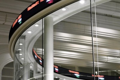 日経平均反落、終値は950円安　利上げ観測で円高、相場の重荷に