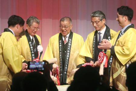 掛布さん「幸せな男」　野球殿堂入りを祝う会