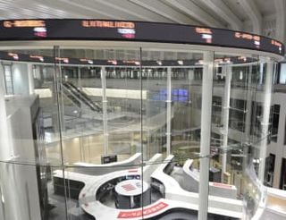 東証小反発、終値4万9303円　割安銘柄中心に買い戻し