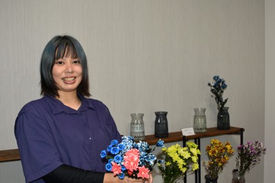 「オタク女子」、推し活に直感　「染め菊」で地域おこし　佐賀