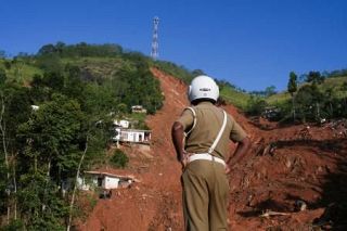 アジア豪雨、死者１１００人超　スマトラ島など、救助続く
