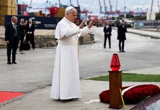 ローマ教皇、爆発事故現場で祈り　ベイルート、２００人犠牲