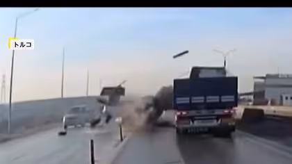 「九死に一生」思わず息を呑む瞬間&hellip;対向車に突っ込み車バラバラに、荷台上げたダンプが柱に激突も命に別条なし