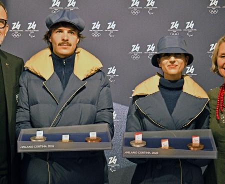 メダル授与の服装お披露目　ミラノ五輪、深い青基調