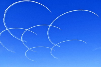 青空に大きな弧　ブルーインパルス、8.2万人魅了　築城基地航空祭