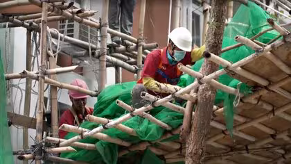 マンション火災受け香港全域で&ldquo;防護ネット&rdquo;の撤去作業始まる&hellip;火災拡大の原因か？民間で200棟以上政府関連で10棟あまり