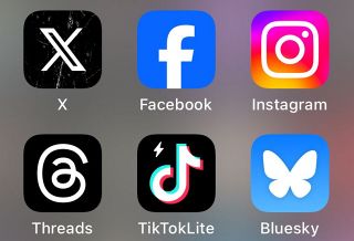 欧州も乗り出した子どものSNS利用制限、日本へ波及するか？　規約上は13歳未満が主流、どう向き合えば&hellip;