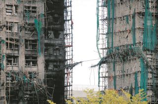 香港タワマン火災から1週間　「不満を持つことすら許されない」&hellip;批判封じを図る政府の姿勢に市民は無力感