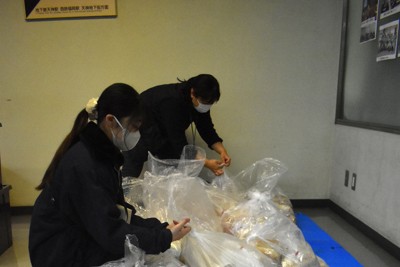 学級閉鎖で給食パン余った　一般販売したら「懐かしい」と行列　福岡