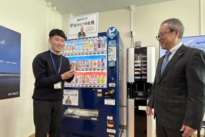 ドリンク片手に交流を　高知大に「学長おごり自販機」設置