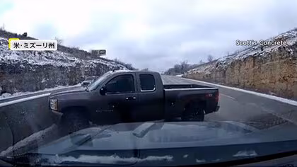 冬の嵐で事故数百件！雪道でトレーラーが左右にフラフラ&hellip;道路外に転落し逆さまに　除雪車玉突きや車宙づり事故も発生　アメリカ