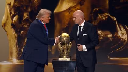 FIFAがトランプ大統領に新創設した「FIFA平和賞」授与…ガザ和平合意仲介など評価　会場外では移民政策など批判する人たちが抗議
