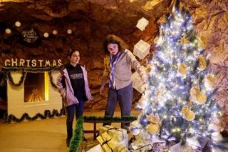 テロのシリア教会にＸマスツリー　６月に２５人死亡、平和へ祈り