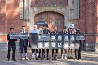 台北で香港火災の追悼集会　民主活動家、当局の対応非難