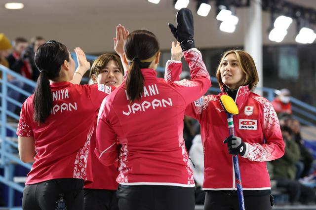 カーリング日本女子、局面打開の一投で2連勝発進　五輪最終予選