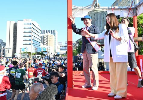 NAHAマラソンがスタート　2万6380人エントリー　仲間由紀恵さんが万国津梁之鐘を打ち鳴らす