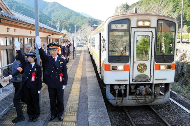 廃線の危機乗り越え、名松線開業90周年　伊勢奥津で記念列車出発式