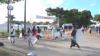NAHAマラソン翌朝も清々しく  ボランティアが清掃に汗流す