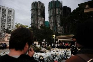 香港火災、追悼の花束撤去開始　政府批判メッセージも