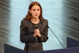 自由は「つかみ取るもの」　平和賞代理の長女、母の思い代読