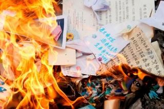 香港、火災死者の魂供養　追悼メッセージたき上げ