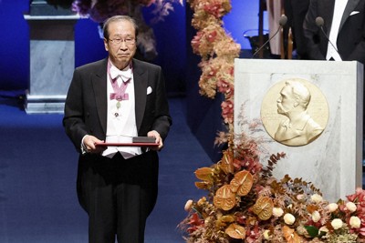 ノーベル賞授賞式　坂口志文さんと北川進さんにメダル授与