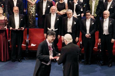 ノーベル賞授与の瞬間に笑み　坂口志文さんと北川進さんに万雷の拍手