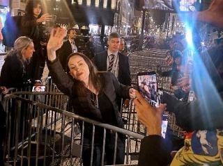 平和賞マチャド氏、支援者と抱擁　約束果たし、オスロで元気な姿