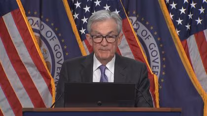 アメリカ・FRBが3会合連続で政策金利引き下げ　ダウ工業株30種平均は一時600ドル余り値を上げる