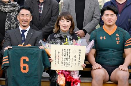 列車事故の部員へ特別卒業証書　東福岡高が広木さんの母に授与