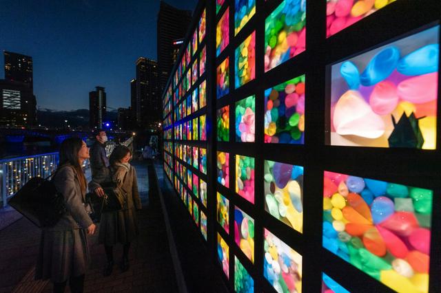 光とアートが水都・大阪彩る　中之島の遊歩道に150個のカラフル箱