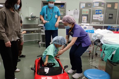 おもちゃの車で手術室へ　子と親の不安和らげ好評　久留米大病院