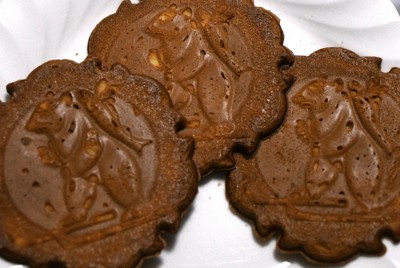 千秋庵の銘菓「山親爺」のCM題材にした絵本出版　14日まで記念展