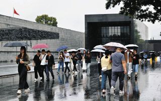 映画ヒットで88年前の南京事件が再び注目　「南京大虐殺記念館」に大勢の参観者、対日感情悪化の懸念も