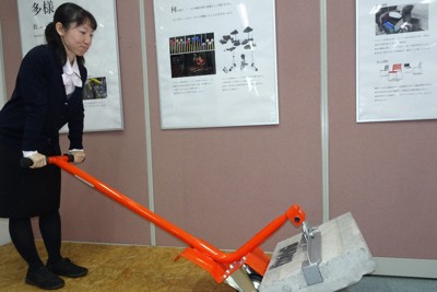 40キロの側溝ふたを軽々　災害時も活躍　ゴム製品会社放ったヒット