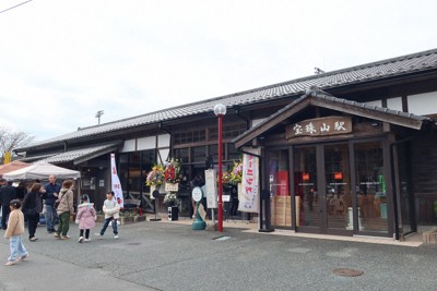 JR宝珠山駅が「こどものえき」にリニューアル　家族連れでにぎわう