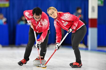 カーリング小穴、青木組が初勝利　混合ダブルス五輪最終予選
