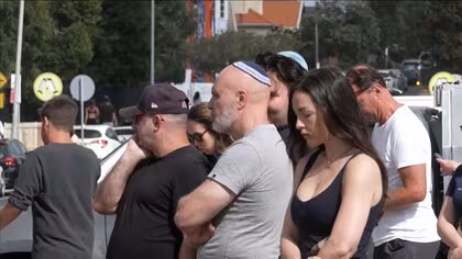 ボンダイビーチ襲撃の男「イスラム国」と関わりか　車から「イスラム国」の旗　10歳少女含む15人死亡　オーストラリア・シドニー