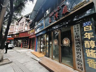 中国の定番「白酒」の苦境　「禁酒令」や消費低迷、高級ブランド酒をペットボトルに詰め替え　現地を訪れると