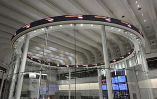 東証反落、午前終値744円安　米株安で半導体関連銘柄に売り